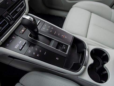 New 2025 Porsche Macan image 35