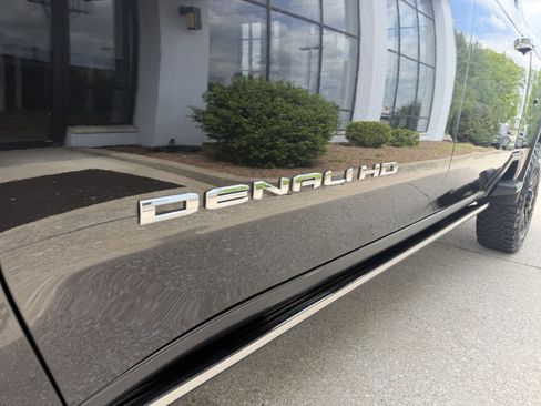 Used 2022 GMC Sierra 2500 Denali w/ Denali Black Diamond Edition AWD/4WD image 18