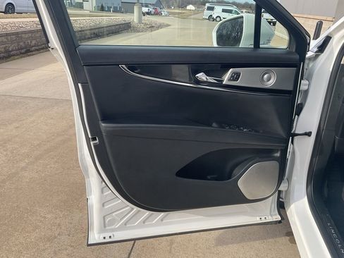 Used 2022 Lincoln Nautilus Reserve w/ Equipment Group 202A image 7