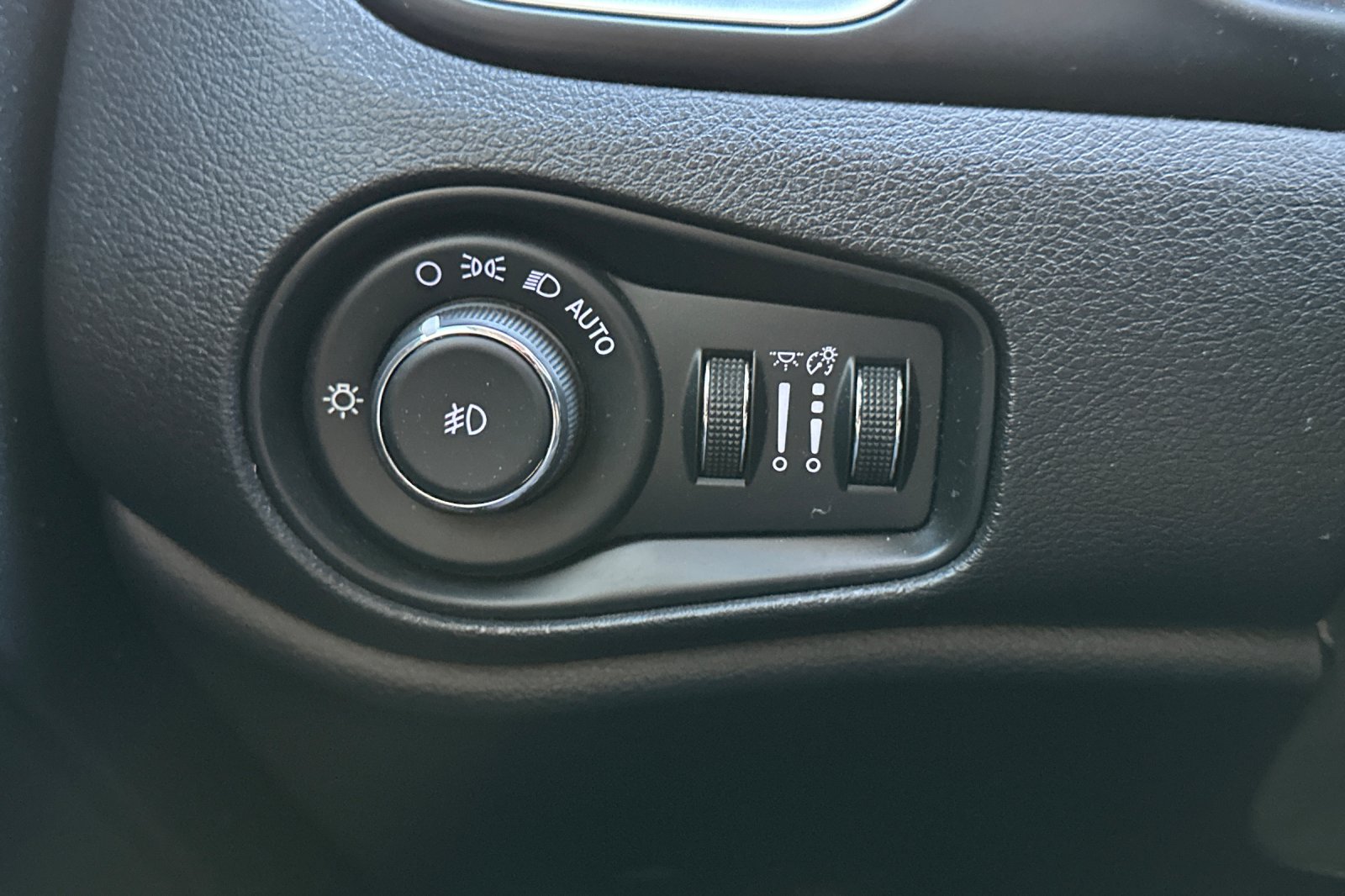 Used 2018 Jeep Renegade Latitude FWD image 41