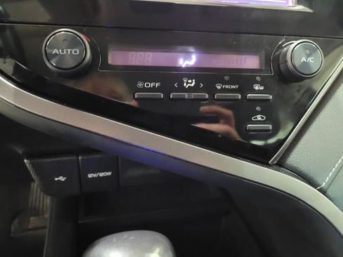 Used 2020 Toyota Camry SE image 31