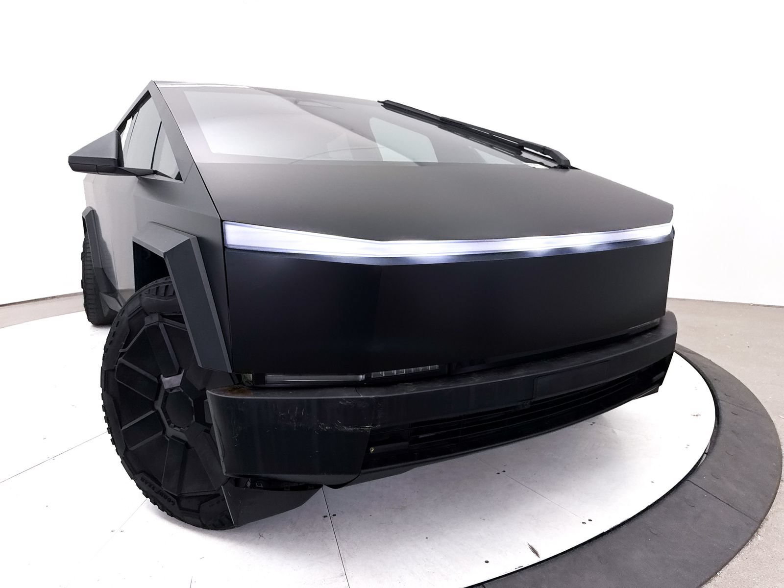 Used 2024 Tesla Cybertruck AWD Crew Cab image 7