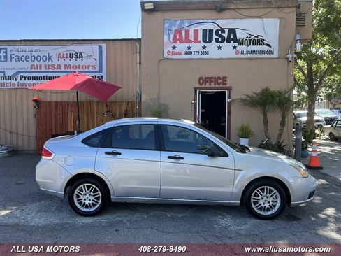 Used 2010 Ford Focus SE FWD image 1