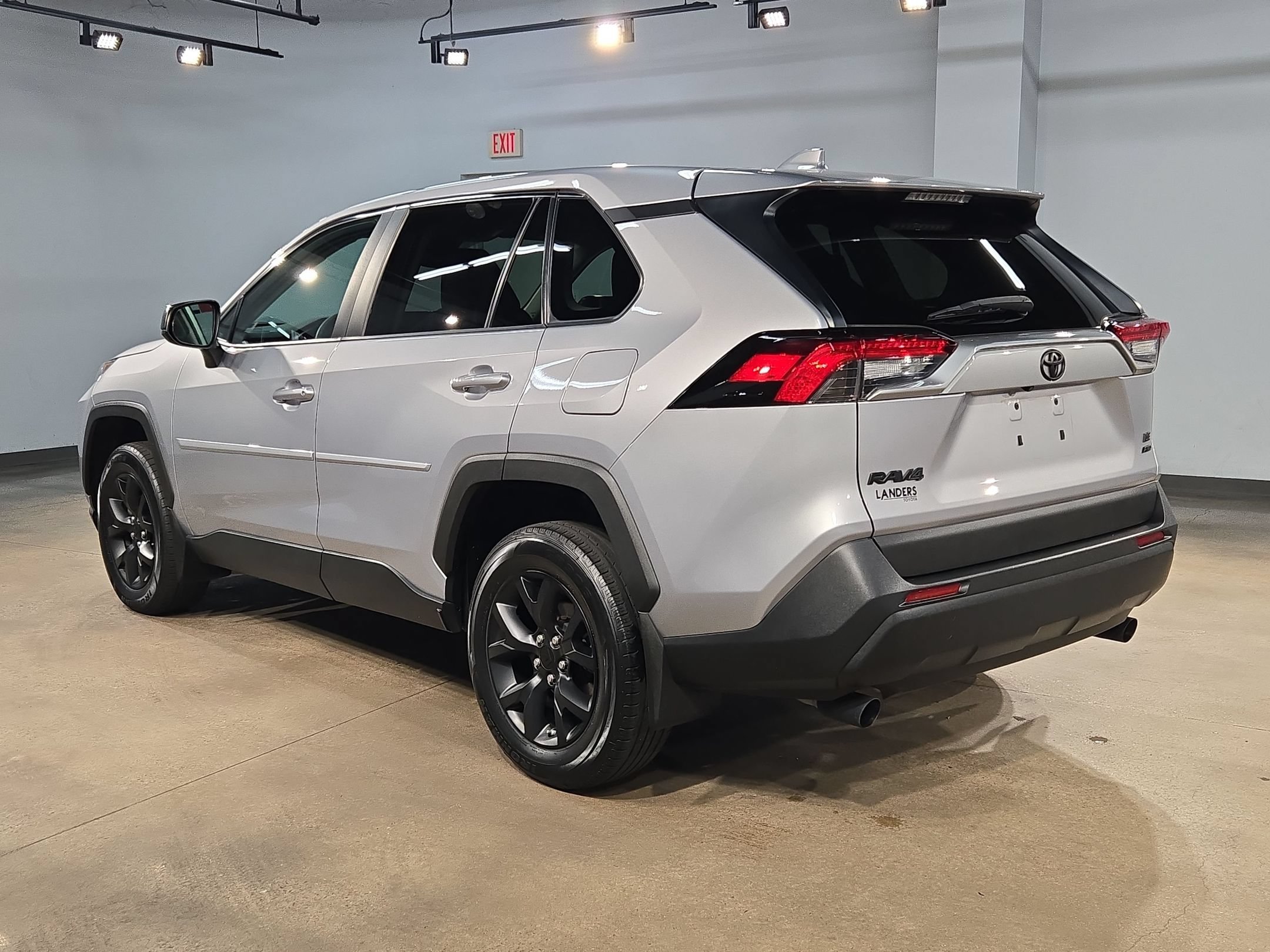 Used 2023 Toyota RAV4 LE AWD/4WD image 5