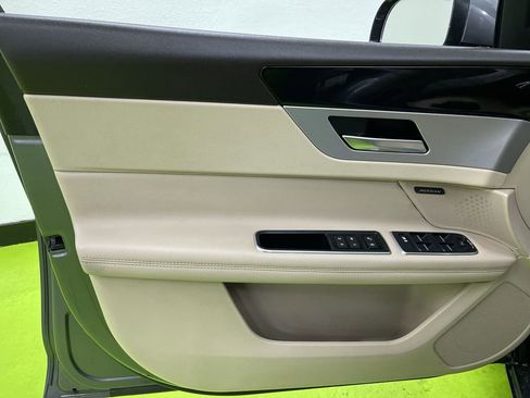 Used 2017 Jaguar XF Prestige image 16