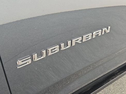 Used 2022 Chevrolet Suburban High Country AWD/4WD image 38