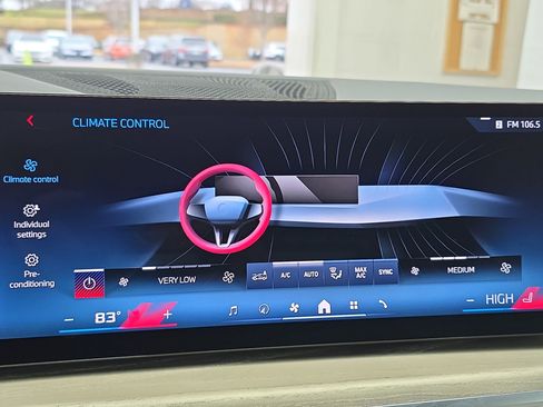 Used 2025 BMW X7 M60i w/ Executive Package image 25