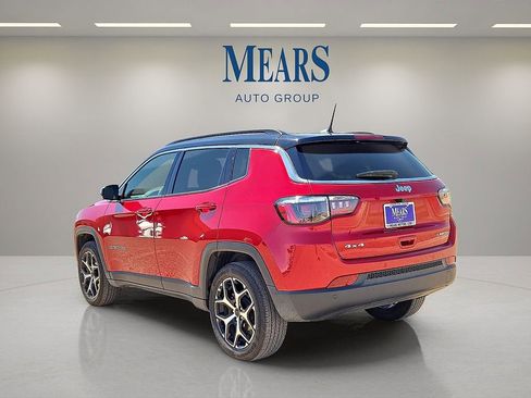 Used 2025 Jeep Compass Limited AWD/4WD image 3