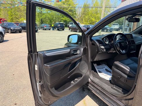 Used 2019 Dodge Grand Caravan GT FWD image 18