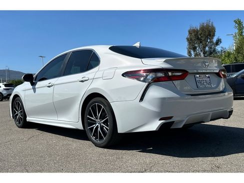 Used 2022 Toyota Camry SE image 3