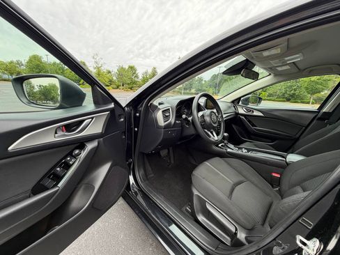 Used 2018 MAZDA MAZDA3 Sport w/ Preferred Equipment Package FWD image 12