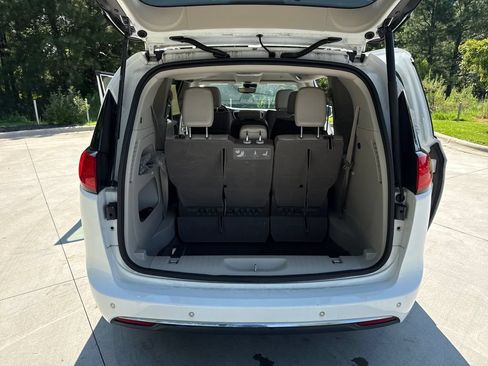 Used 2019 Chrysler Pacifica Touring-L w/ Advanced Safetytec Group FWD image 32