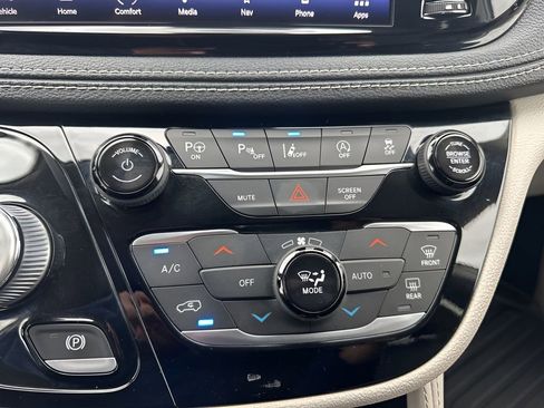 Used 2022 Chrysler Pacifica Limited image 20