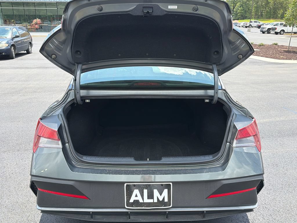 Used 2024 Hyundai Elantra SEL FWD image 18