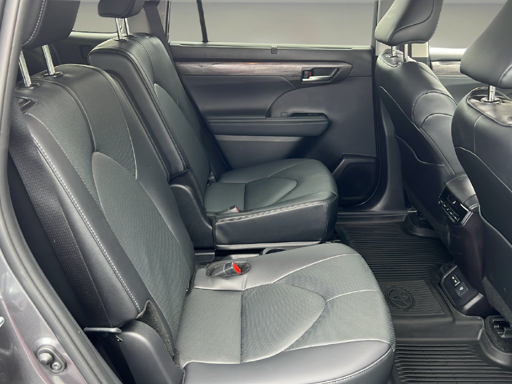 Used 2025 Toyota Highlander Limited FWD image 17