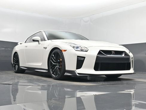 Used 2018 Nissan GT-R Premium w/ Premium Interior Package image 38