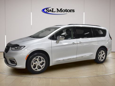 Used 2022 Chrysler Pacifica Limited AWD/4WD image 3