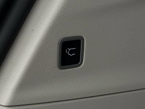 Used 2023 Chrysler Voyager LX FWD image 30