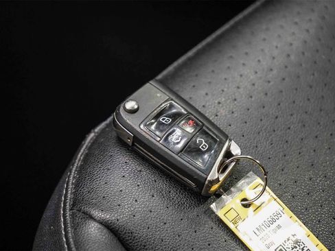 Used 2020 Volkswagen Tiguan SE image 26