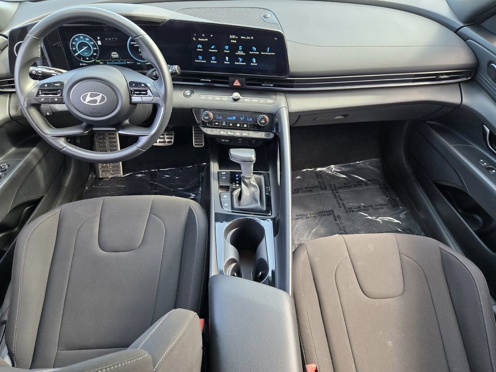 Certified 2025 Hyundai Elantra SEL FWD image 12