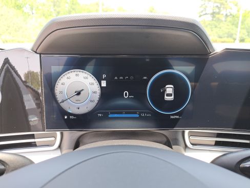 Used 2025 Hyundai Elantra Limited FWD image 18