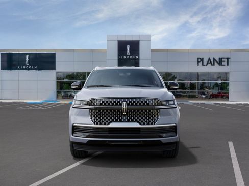 New 2027 Lincoln Navigator Premiere RWD image 3