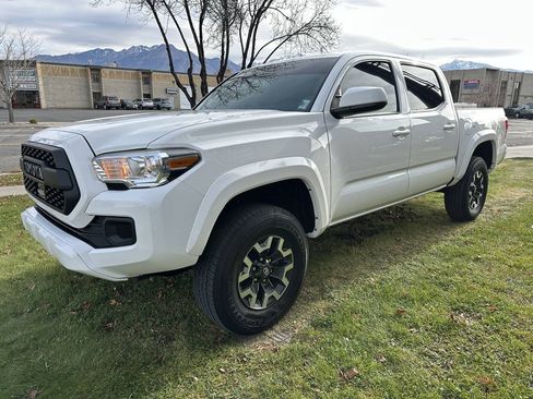 Used 2022 Toyota Tacoma SR AWD/4WD image 12