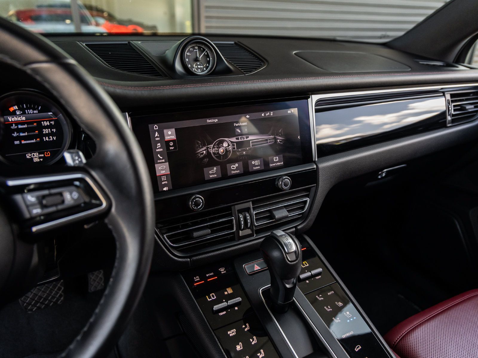 Certified 2023 Porsche Macan AWD/4WD image 31