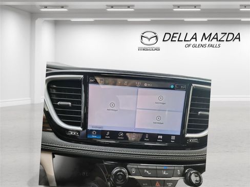 Used 2024 Chrysler Pacifica Limited image 3