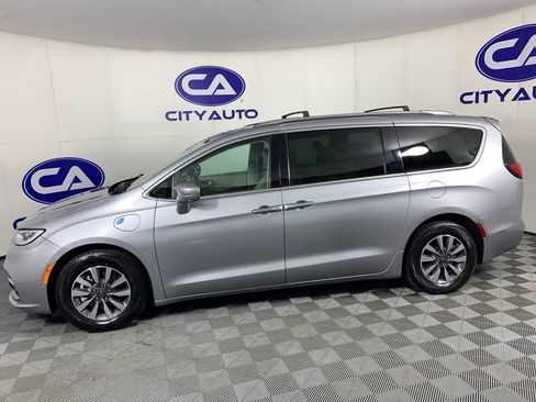 Used 2021 Chrysler Pacifica Touring-L FWD image 6