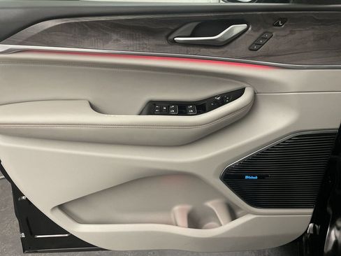 Used 2023 Jeep Grand Cherokee Overland w/ Advanced Protech Group III image 17