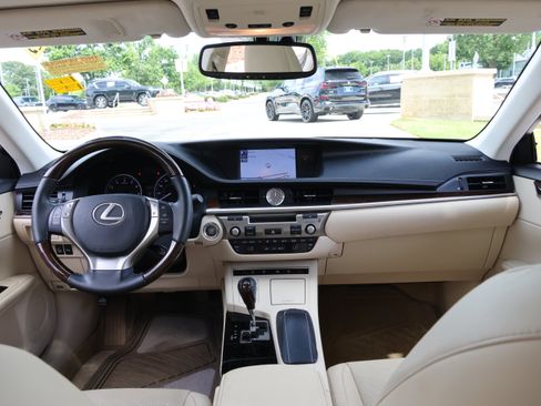 Used 2013 Lexus ES 350 w/ Luxury Pkg FWD image 17