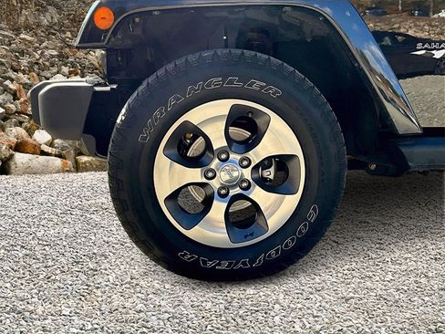 Used 2016 Jeep Wrangler Unlimited Sahara w/ Dual Top Group image 7