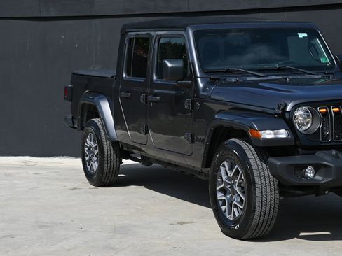Used 2024 Jeep Gladiator Sport AWD/4WD image 11