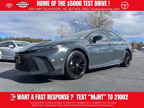 Used 2025 Toyota Camry SE image 1