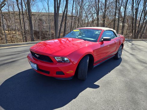 Used 2010 Ford Mustang Convertible image 4