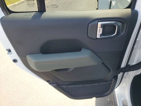 Used 2025 Jeep Gladiator Mojave AWD/4WD image 6
