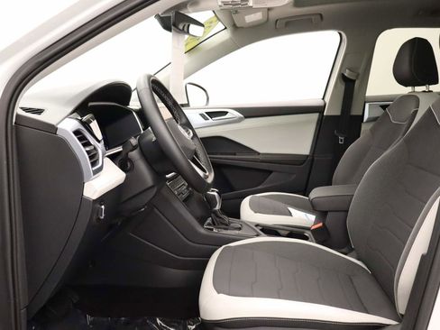 Used 2025 Volkswagen Taos SE w/ Panoramic Sunroof Package image 16