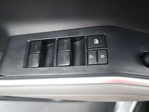 Used 2024 Toyota Highlander XLE FWD image 11