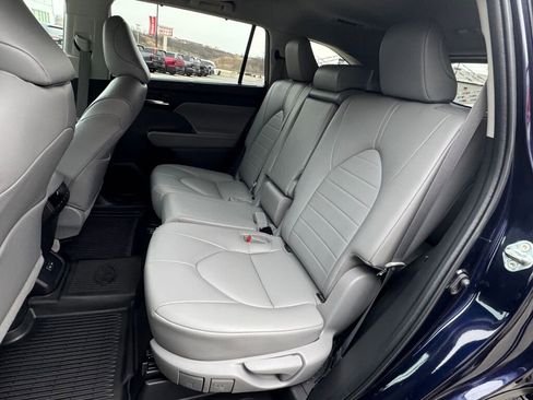 Used 2022 Toyota Highlander XLE image 17