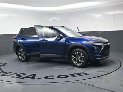 Certified 2024 Chevrolet Trax LT w/ Driver Confidence Package image 23