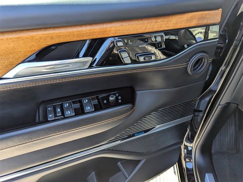 Used 2022 Jeep Grand Wagoneer Series III image 19