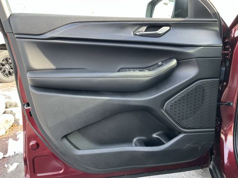 Used 2025 Jeep Grand Cherokee Laredo X w/ Luxury Tech Group I image 17