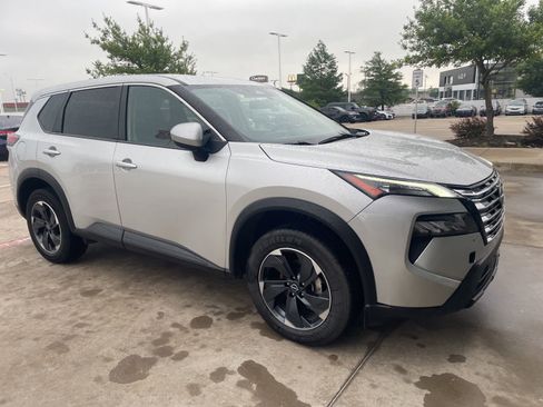 Used 2024 Nissan Rogue SV FWD image 4