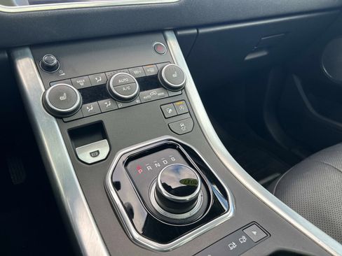 Used 2017 Land Rover Range Rover Evoque SE image 30
