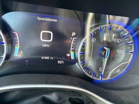 Used 2021 Chrysler Pacifica Touring-L w/ Uconnect Theater Family Group AWD/4WD image 11