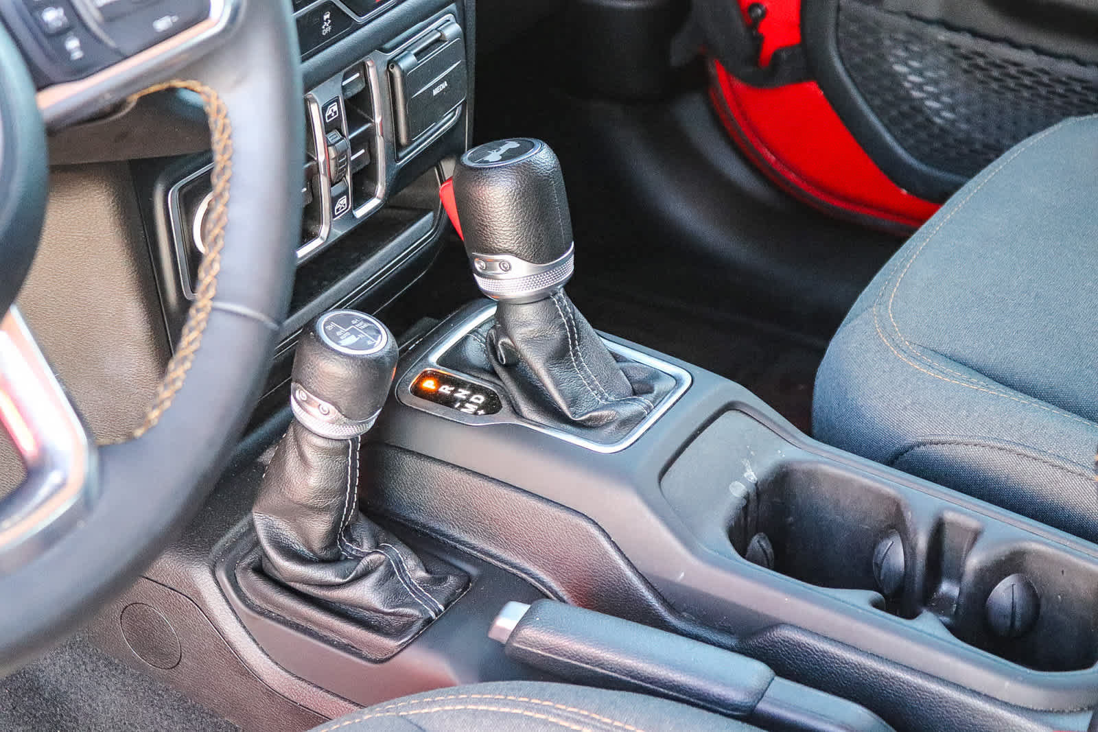 Used 2024 Jeep Wrangler Unlimited Sahara AWD/4WD image 19