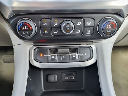 Used 2023 GMC Acadia SLT image 13