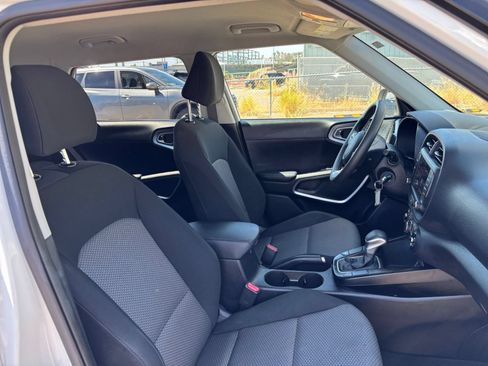 Used 2025 Kia Soul LX w/ LX Technology Package FWD image 34