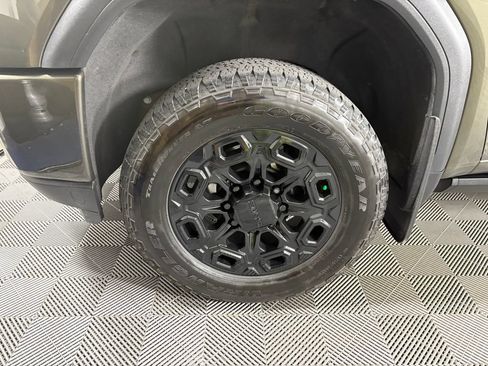 Used 2023 GMC Sierra 2500 AT4 w/ AT4 Preferred Package AWD/4WD image 10